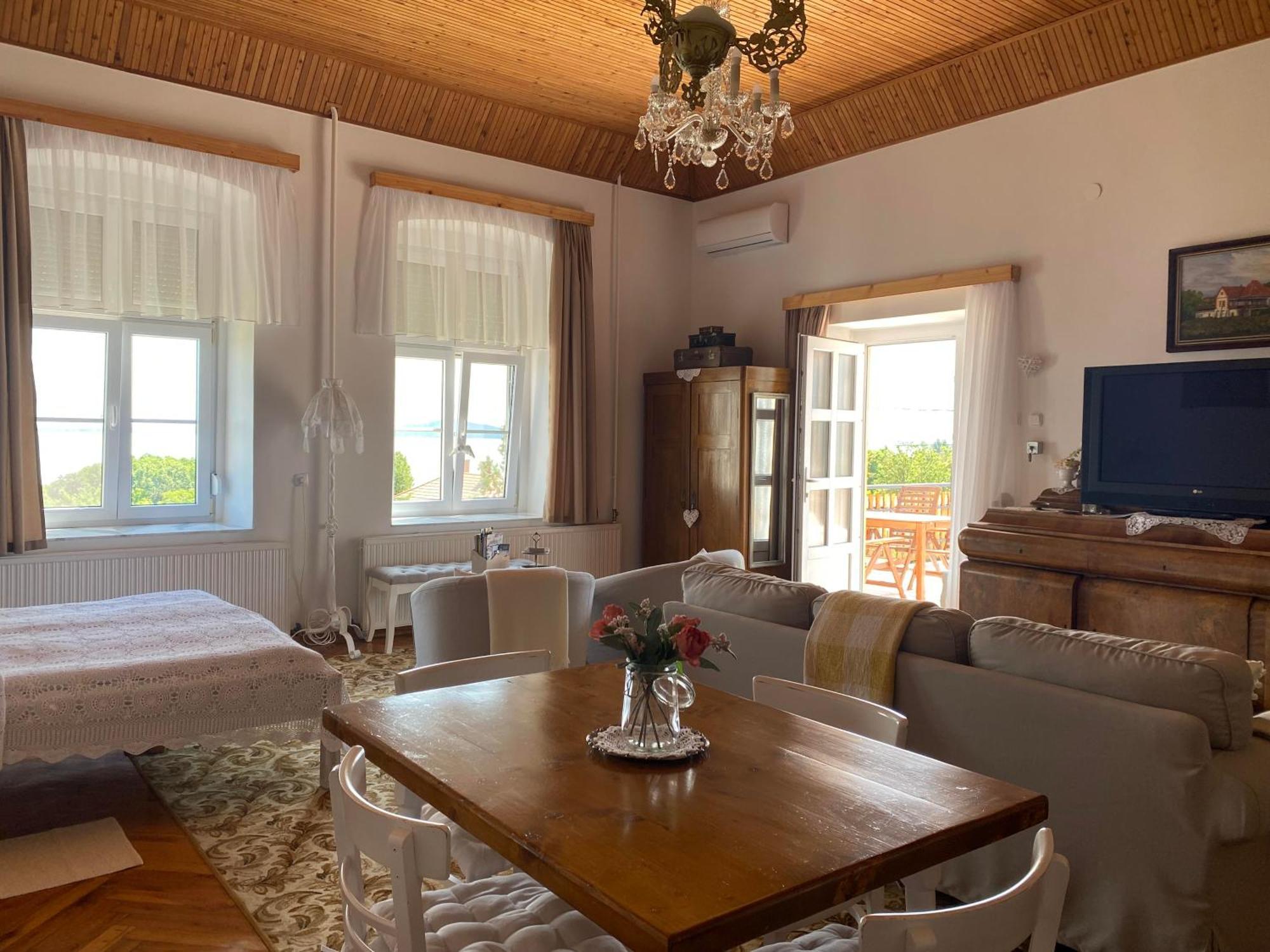 Bacchus Apartman - Borbarlang, Badacsony Badacsonytomaj Eksteriør billede